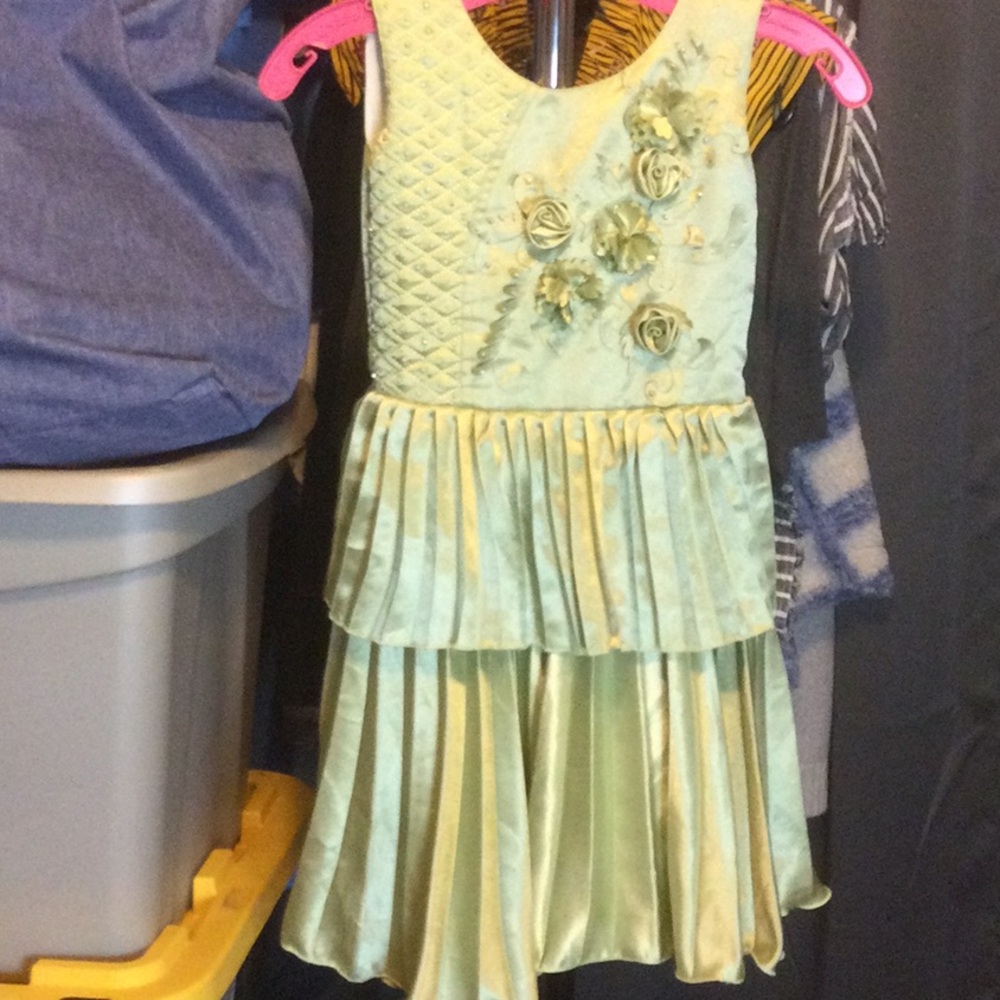 Elegant Green Sleeveless Dress with Floral Accents 8-10